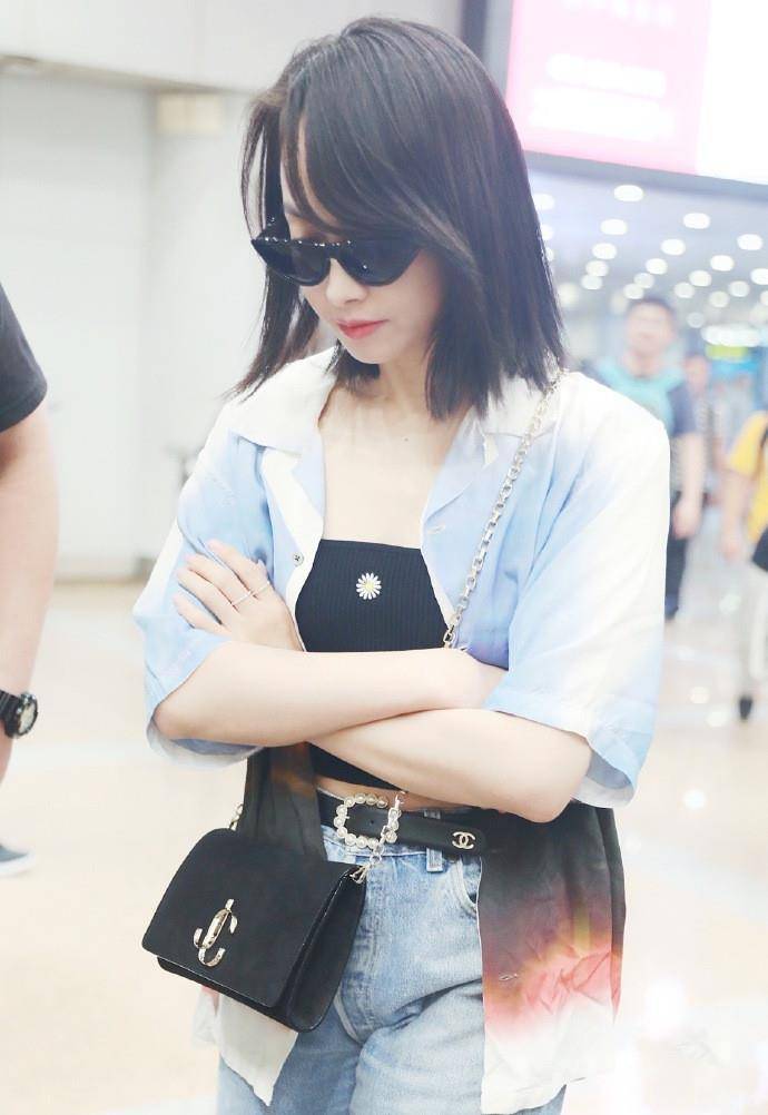 身材|32岁宋茜终于穿抹胸背心走机场，200块尽显完美感，女团C位不简单