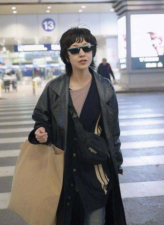 廓形|郭采洁真敢穿，长款衬衫配“蛇皮裤”，158身高穿出168气场