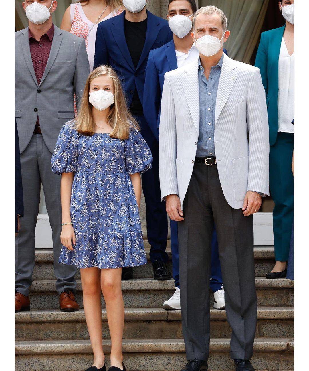 全家|西班牙全家齐亮相，索妹清新蓝裙走少女风，身高优势“秒杀”莱后