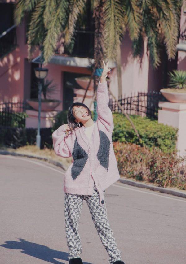 整体|李菲儿品味真不俗！穿奶奶衫配奶奶裤，看似老土，实则慵懒又高级