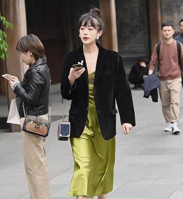 蓝色|不愧是“万人迷”！陈好穿蓝色“液体裙”身材曼妙，优雅又高级