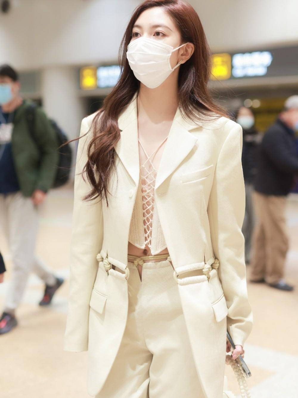 卫衣|宋妍霏的机场穿搭绝了，把西服穿出新了花样，美出新高度，超好看