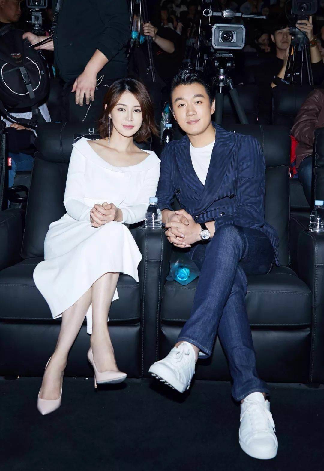 佟大为|佟大为老婆带女儿走机场,老大身高超妈妈,老二和爸爸共用一双眼