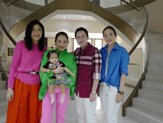 饱和度|英拉一家10口为侄女庆生，哥哥祖孙三代齐亮相，一家人穿成暴发户