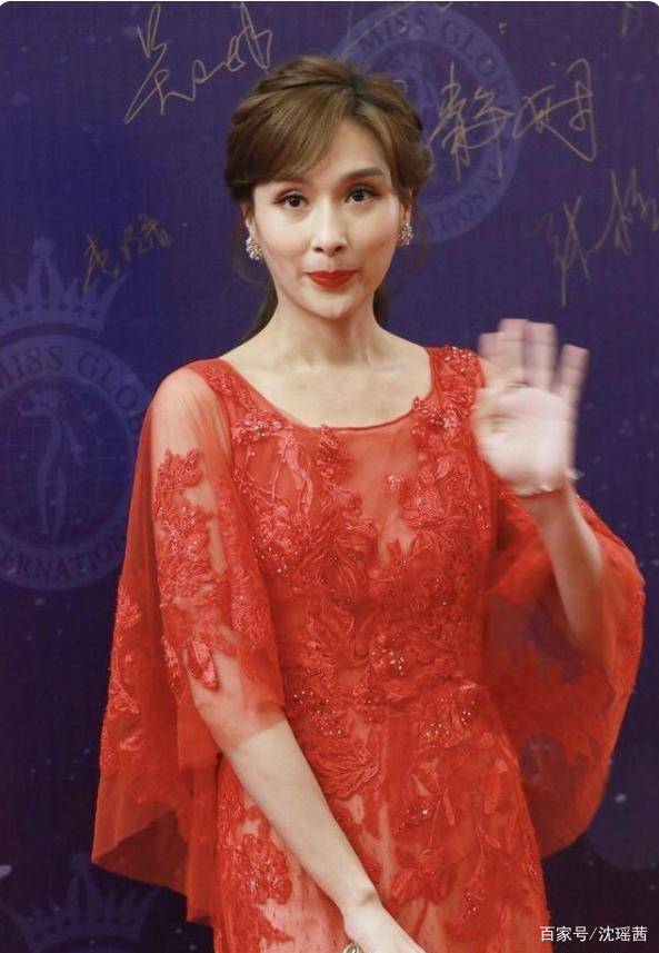 设计|46岁杨恭如穿红色薄纱裙亮相，单身也过得很潇洒，这气质状态超好