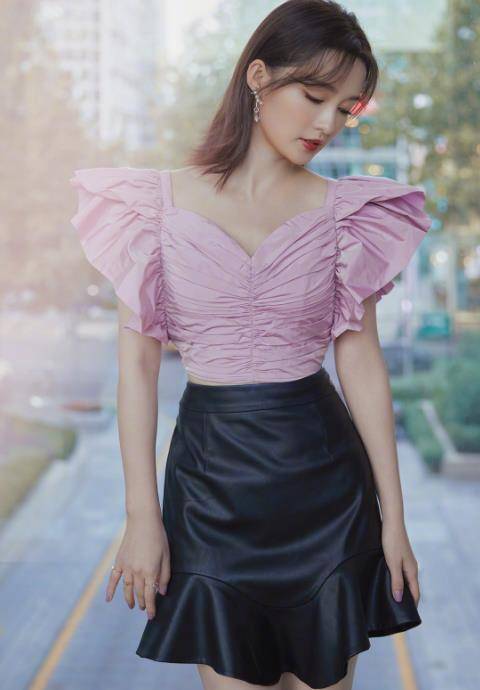 设计|李沁真时髦！一身暗色穿搭看着成熟却不显老，“腋下包”真有品位