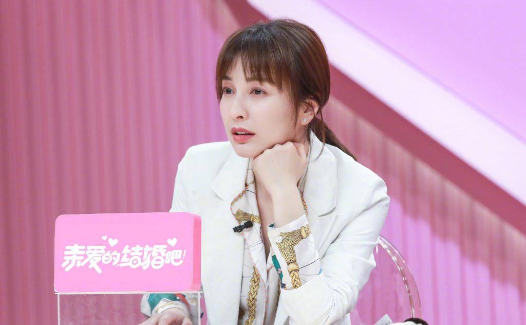 条纹|吴昕走机场好接地气，穿248条纹衫配“睡裤”变五五分，美得低调