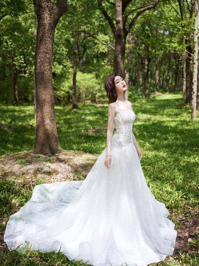 黑色|拾光盛典女明星人均一字露肩礼服,迪丽热巴再次脱颖而出!!