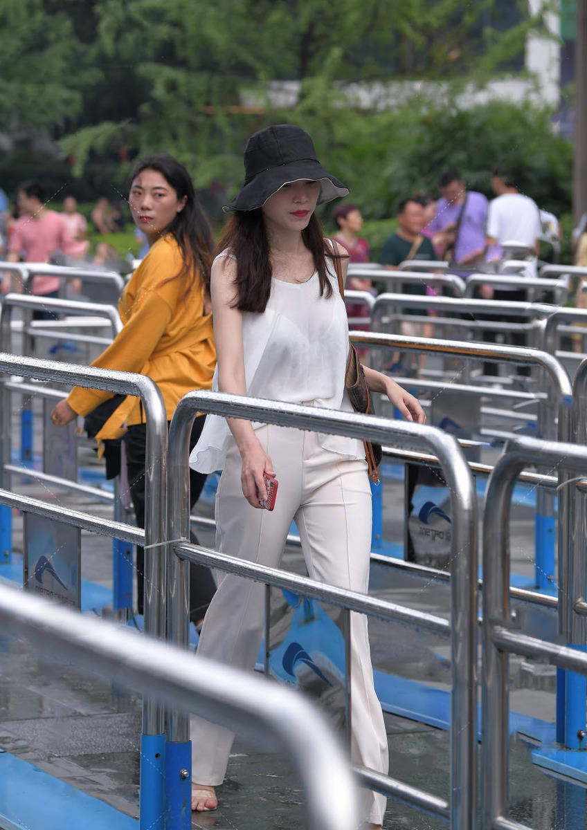 感觉|又飒又美的休闲装，再搭配一顶渔夫帽，这样穿搭的女生真的很时尚