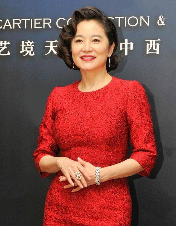 服装|林青霞太任性，皱巴巴的裙子都敢拿来穿，不仅不丑，意外雅致高级