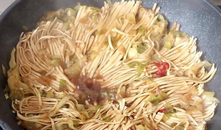 做法|媳妇将一斤面条直接扔锅里，不加一滴水，出锅后全家都抢着吃