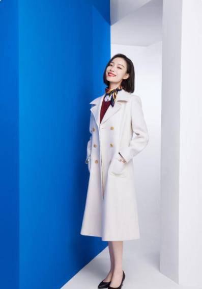 风衣|倪妮一头短发干练知性,穿贵价风衣配丝巾亮相春晚,惊艳网友