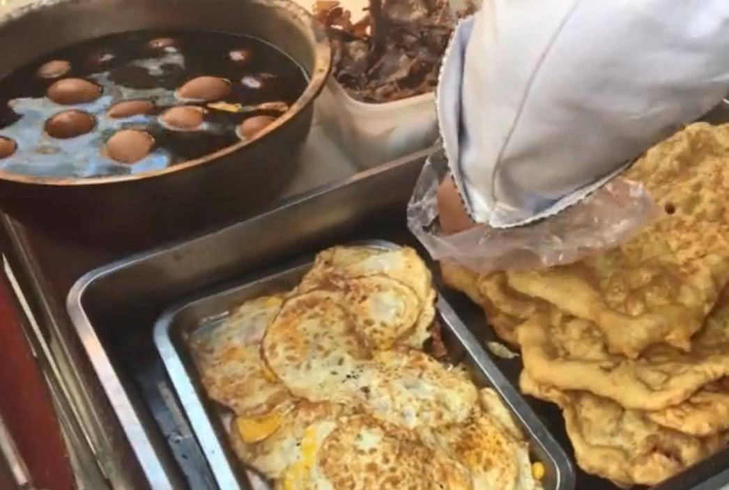 因为|老北京人早餐爱吃“一套”,烧饼夹油饼,配碗豆腐脑还不到10元