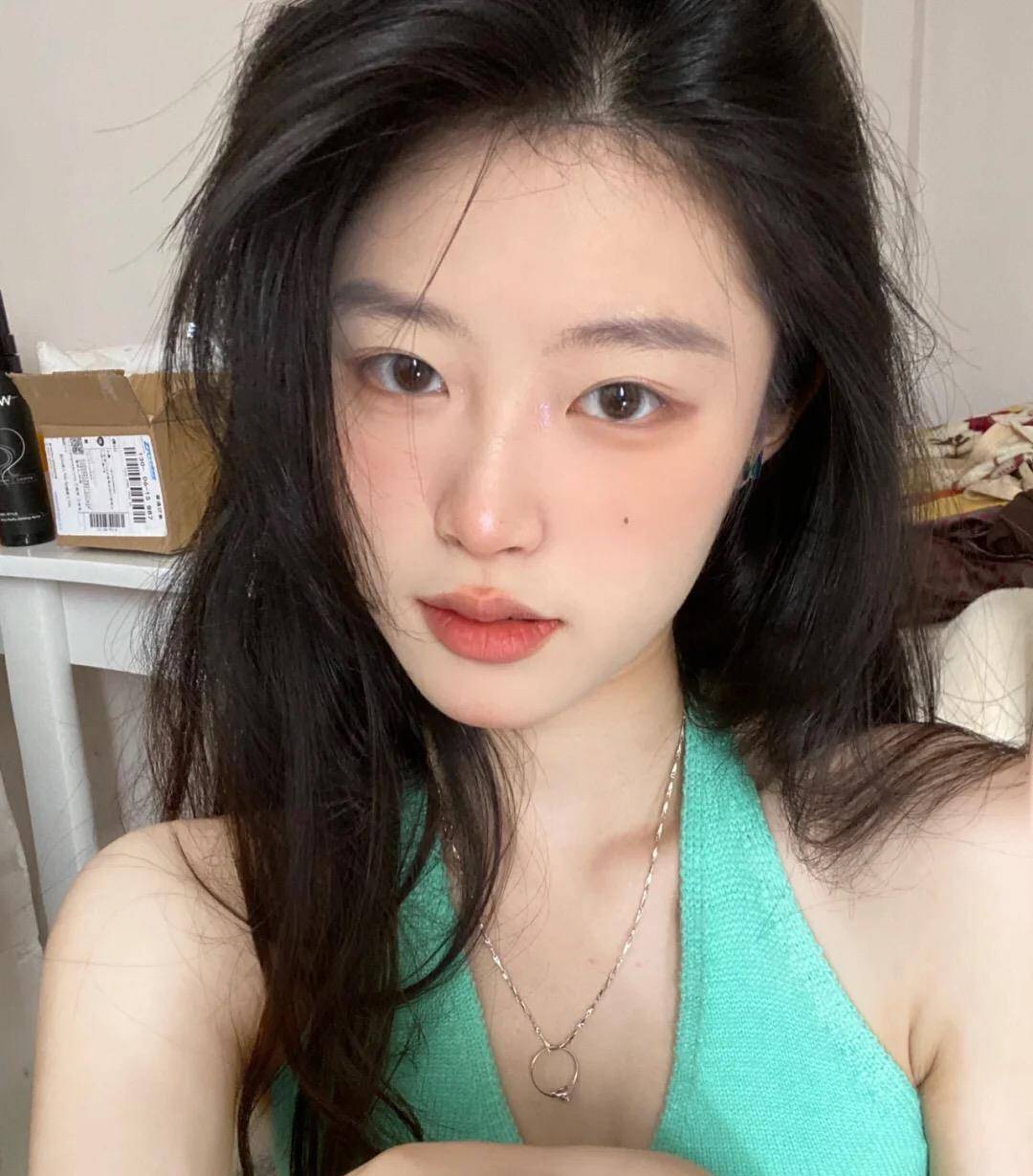饱和度|“嫩妹色”能有多显白？看完这几支试色，我又沦陷了