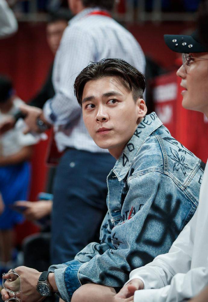 黑色|32岁李易峰和31岁朱一龙同框炫富比帅，一个穿9238，一个只穿1千2