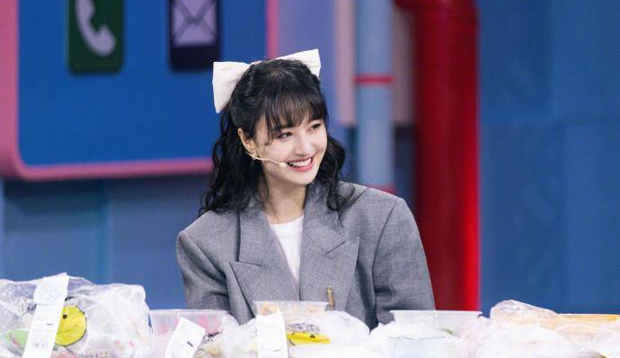 黑色|郑爽五一假期太高调，穿秀脐衬衫配“20cm打底衫”，美成机场焦点