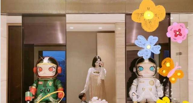 账号|奚梦瑶挺孕肚和儿子自拍，二胎孕肚超明显，身材变化却不大