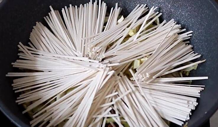 做法|媳妇将一斤面条直接扔锅里，不加一滴水，出锅后全家都抢着吃