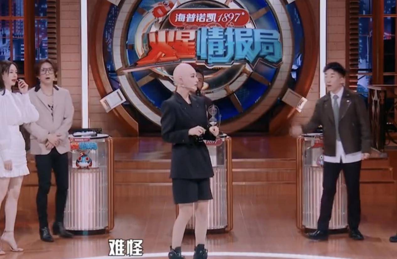 身材|33岁张馨予上班真高调，偷穿老公军大衣墨镜营业，众人伺候真气派