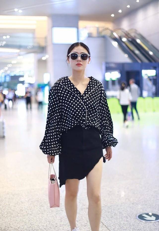 黑色|马思纯:黑色波点衬衫配上“烂裙子”,走轻熟风格,温柔中显时髦