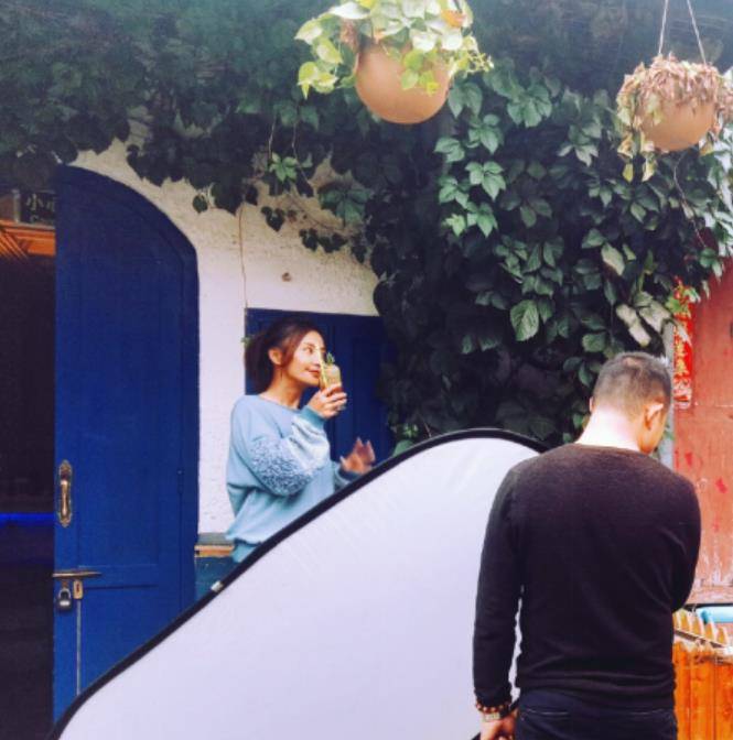 卫衣|马雅舒44岁风韵犹存，穿拼接卫衣减龄时髦，难怪二婚还能嫁富豪