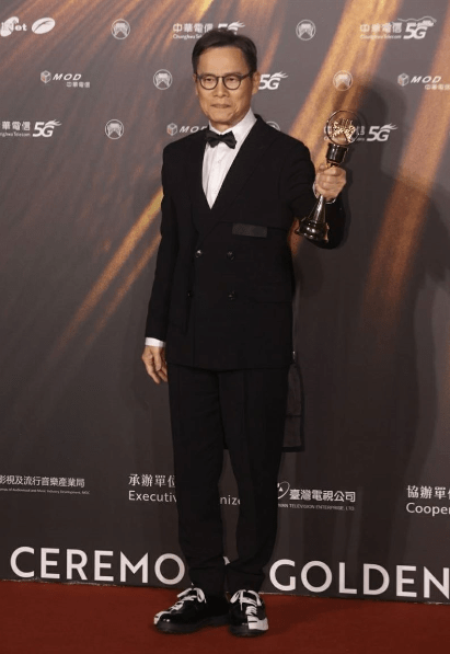 罗大佑怎么了?获得特别贡献奖在舞台上突然爆发出疯17