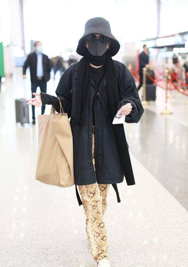 廓形|郭采洁真敢穿，长款衬衫配“蛇皮裤”，158身高穿出168气场