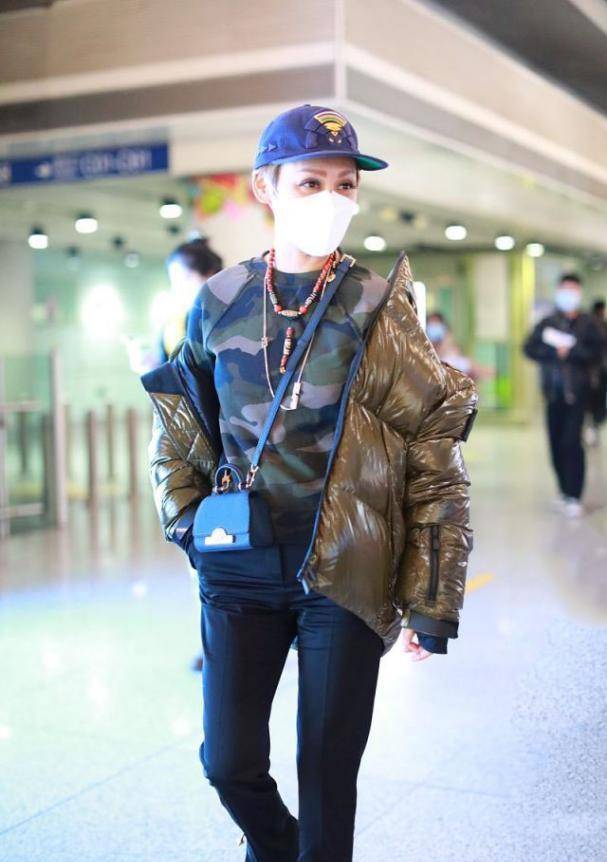 宁静|宁静越来越“不羁”，羽绒服半穿半披，48岁的年龄18岁的气质