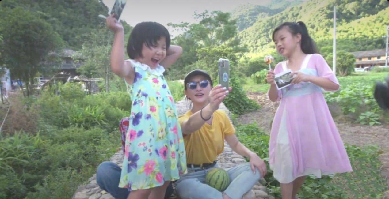 身材|周迅46岁不服老，穿T恤牛仔裤坐地上拍照广受好评，说她26也信