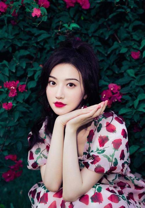 样式|景甜不穿旗袍也惊艳，穿碎花裙打扮复古明艳，不愧是人间富贵花