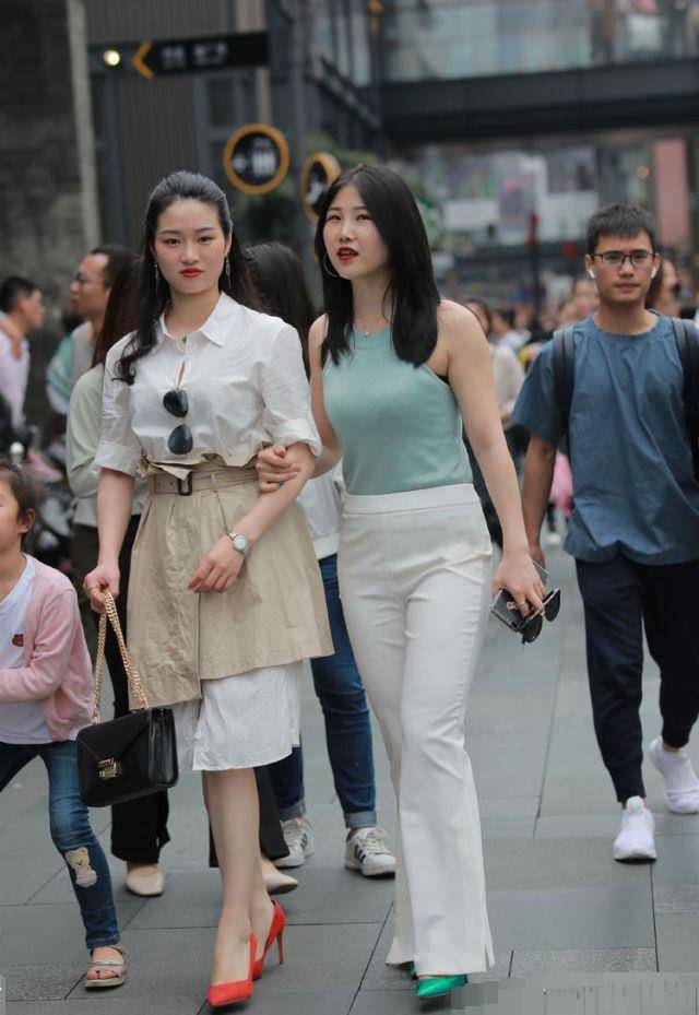 高跟鞋|小妹一件绿色无袖的圆领针织衫，提升了整个造型的美感