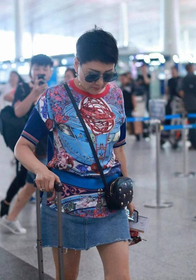 么彰|56岁张凯丽为了赶时髦,穿这么花的短袖,网友:太接地气了