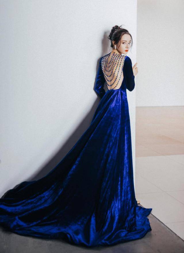 黑色|拾光盛典女明星人均一字露肩礼服,迪丽热巴再次脱颖而出!!