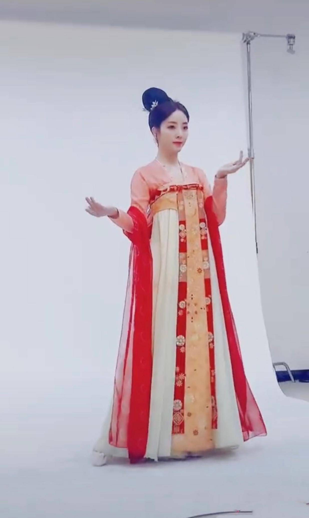 李思思|央视主持李思思上班拍片好惊艳,穿古装美成嫦娥,身段苗条太出众