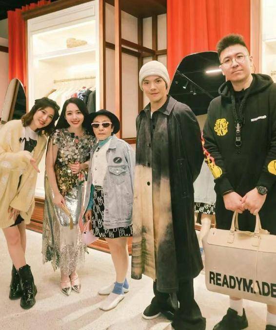 关键|小向太复出后好乖巧!双手交叉不像豪门阔太,却被向佐宠成真名媛