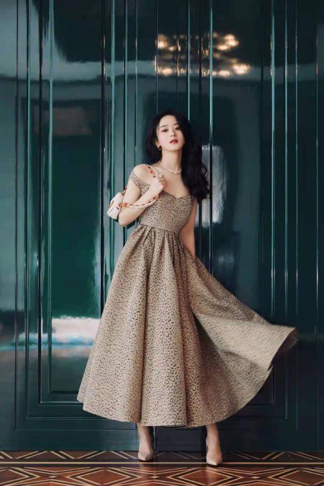 赵丽颖|赵丽颖罕见秀性感，瘦太狠礼服肩带直往下掉，海藻长发太有知性美！