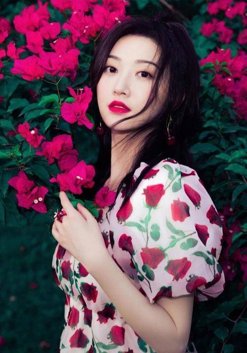 样式|景甜不穿旗袍也惊艳，穿碎花裙打扮复古明艳，不愧是人间富贵花