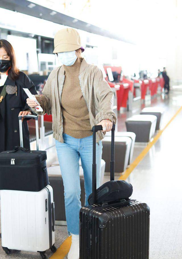 姐妹|海清真会穿，“上松下紧”显瘦又减龄，看到小肚腩终于信她44岁了