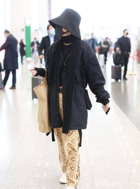 廓形|郭采洁真敢穿，长款衬衫配“蛇皮裤”，158身高穿出168气场