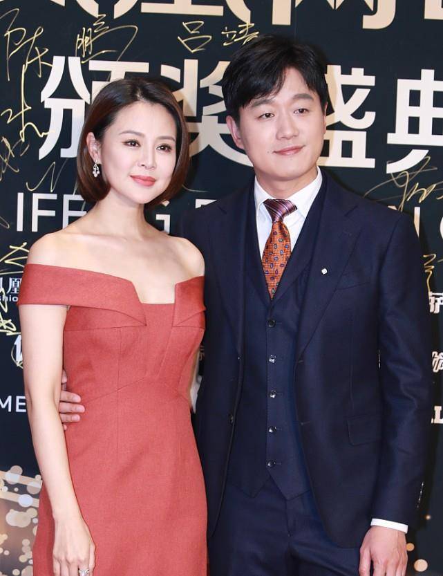 连体|关悦好大胆，穿红裙显迷人风情，身材好太吸引人，真给佟大为长脸