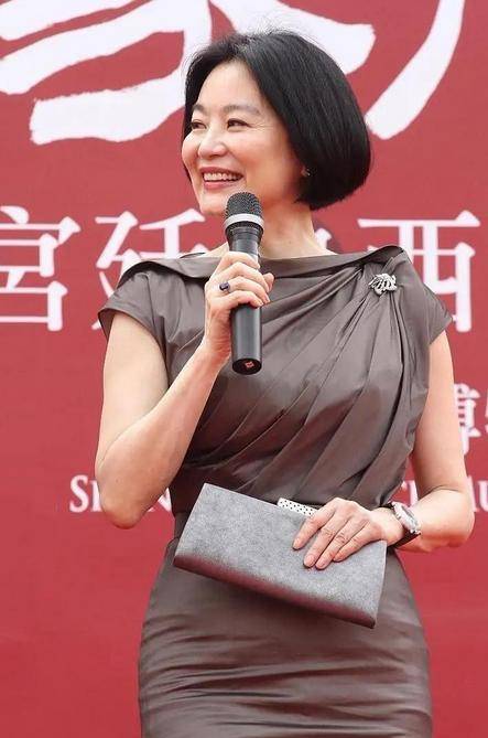 服装|林青霞太任性，皱巴巴的裙子都敢拿来穿，不仅不丑，意外雅致高级