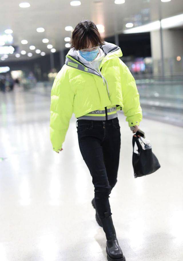 方法|闫妮女儿素颜走机场，穿短羽绒服长腿抢镜，身材虽好但颜值不如妈