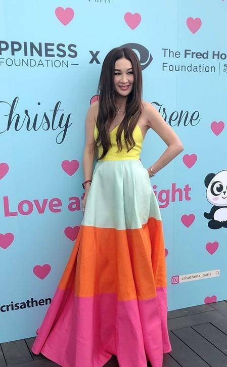 上半身|温碧霞自信过头了，54岁还敢穿低领吊带裙，身材干瘪却很有女人味