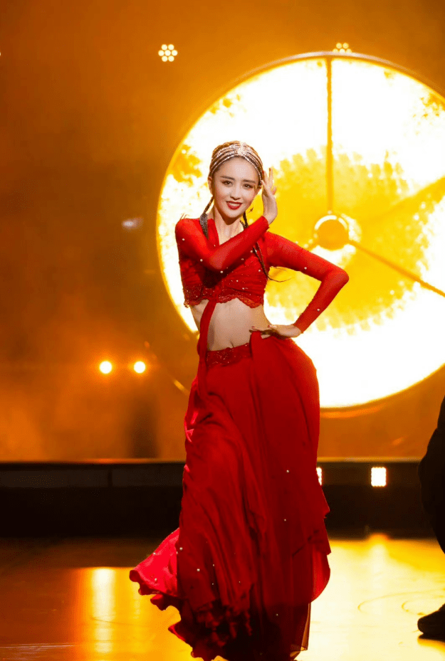 场合|佟丽娅穿红裙跳舞浑身都在发光，肢体柔美身材纤纤，每一帧都好美