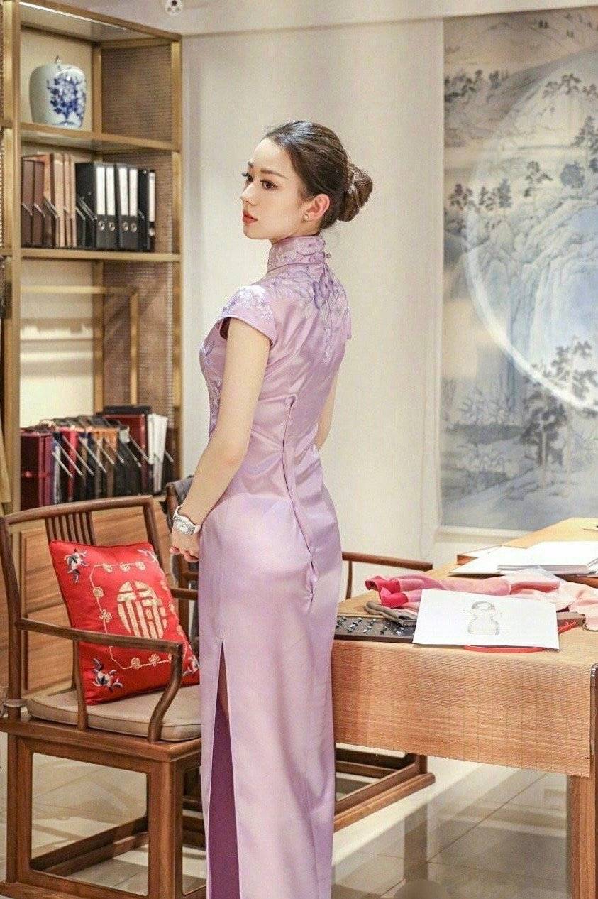 设计|吉娜产后恢复得真好，穿小香风针织裙秀小蛮腰，和郎朗比心好甜腻