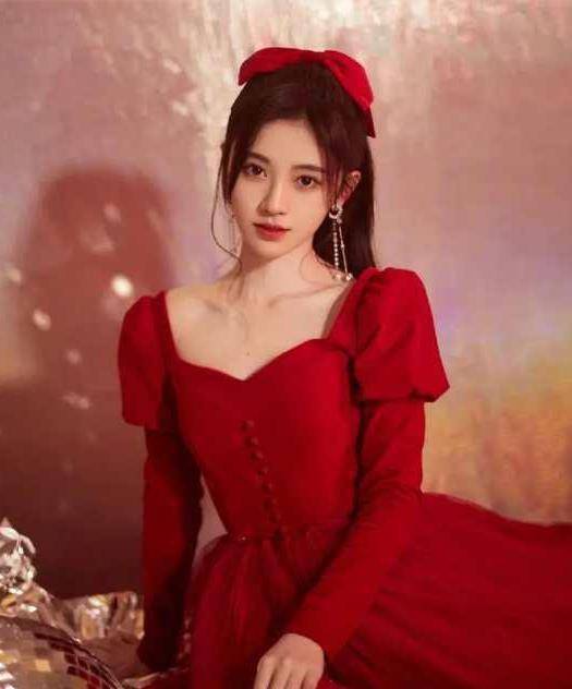 鞠婧祎|鞠婧祎穿方领裙也太美了，腿长显得有1.2米，身材比超模还要好