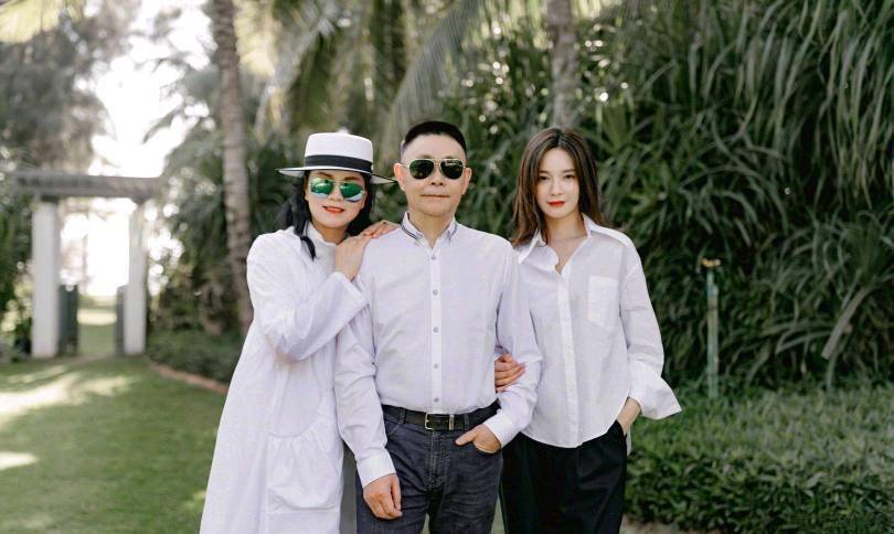 颜色|沈梦辰陪父母度假，一家三口打扮非常时尚，与妈妈同款像姐妹一样