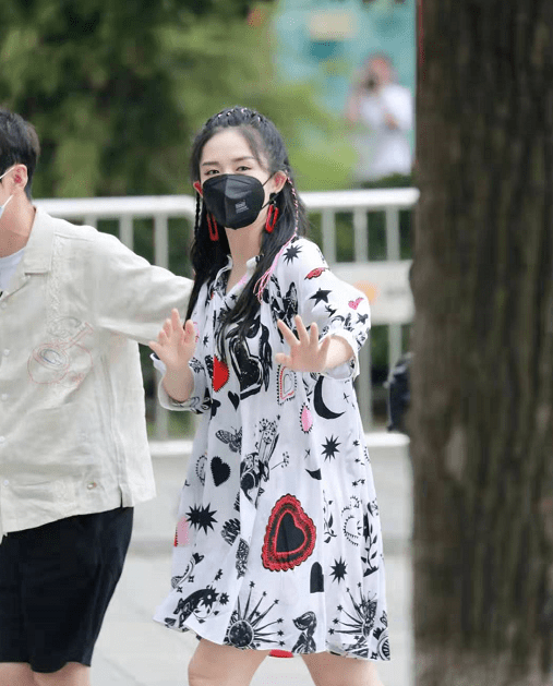 卫衣|快乐家族合体!谢娜扎脏辫高调复工心情大好,赵丽颖甘当绿叶超暖