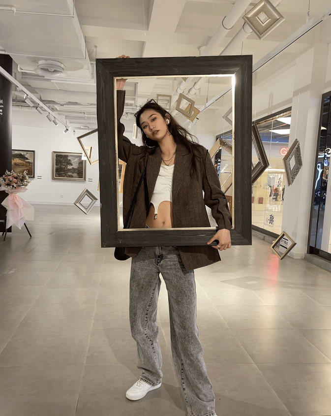 身材|杨丽萍新“接班人”挺招摇，镂空T恤不配打底穿，好在有西装遮