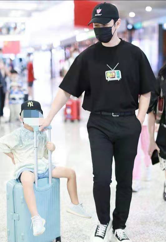 黑色|黄晓明机场溜娃，瘦不少变奶爸小生真清爽，4岁儿子眉眼随妈秀气！